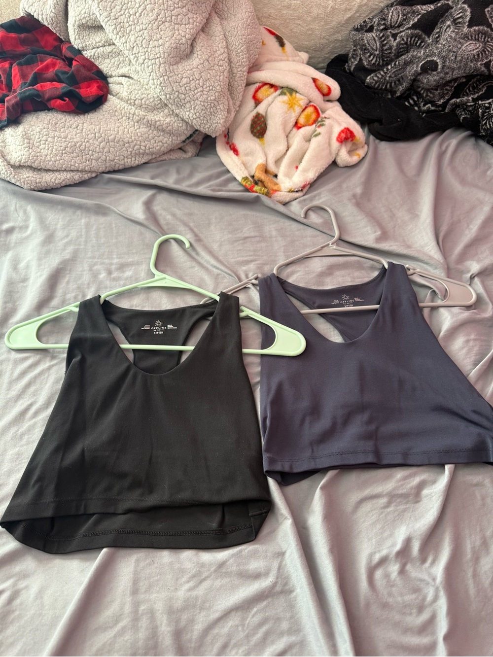 2 aerie Seamless Crop Tank Tops in Black and Navy